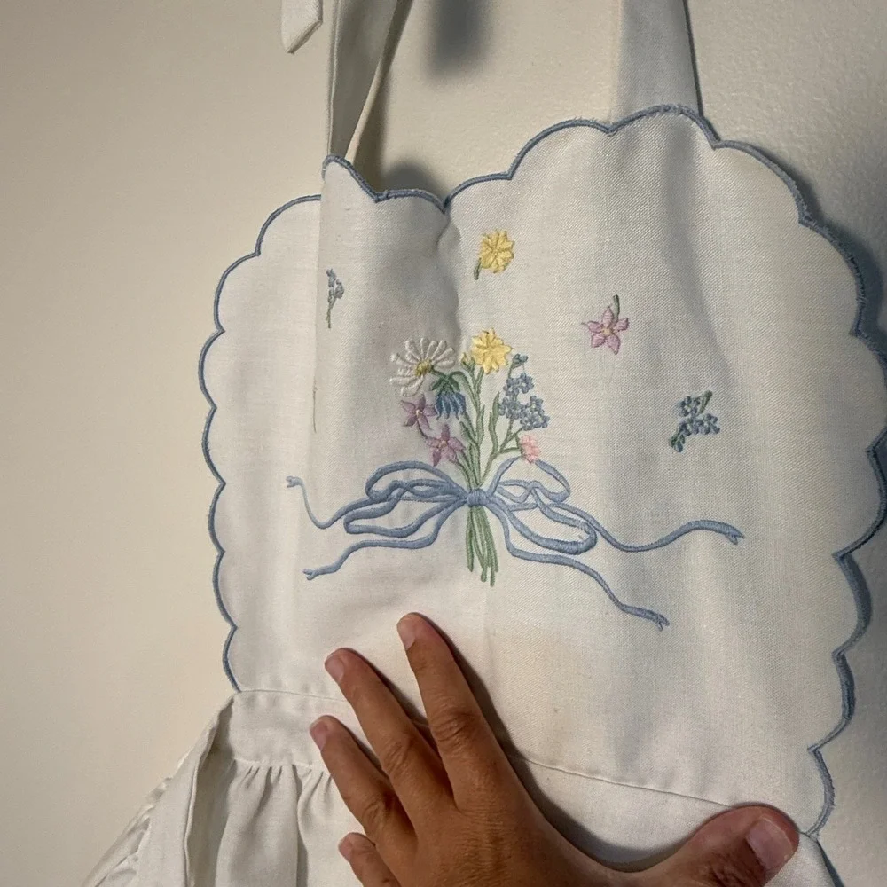 Vtg 1985 White Embroidered Floral Apron Scallop Edge Tulip Pockets Linen L/XL